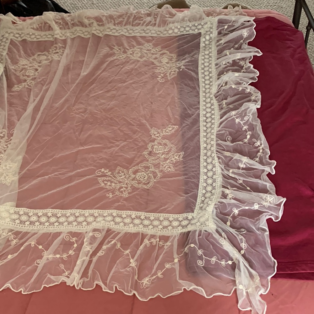 Beautiful April Cornell lacy breakfast table cloth